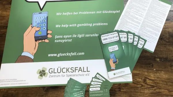 Spielerschutz-Material – Infopaket mit Plakat, Flyern und Helpline zur Glücksspielprävention Spielerschutz-Material von Glücksfall e. V. – Plakat, Flyer und Visitenkarten mit Helpline und Infos zur Glücksspielprävention in mehreren Sprachen