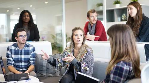 Weiterbildung in der Praxis – Team im Austausch Gruppe von sechs Personen in einem modernen Büro bei einer Besprechung – symbolisiert den Austausch und die Vermittlung von Wissen im Rahmen von Weiterbildungen.