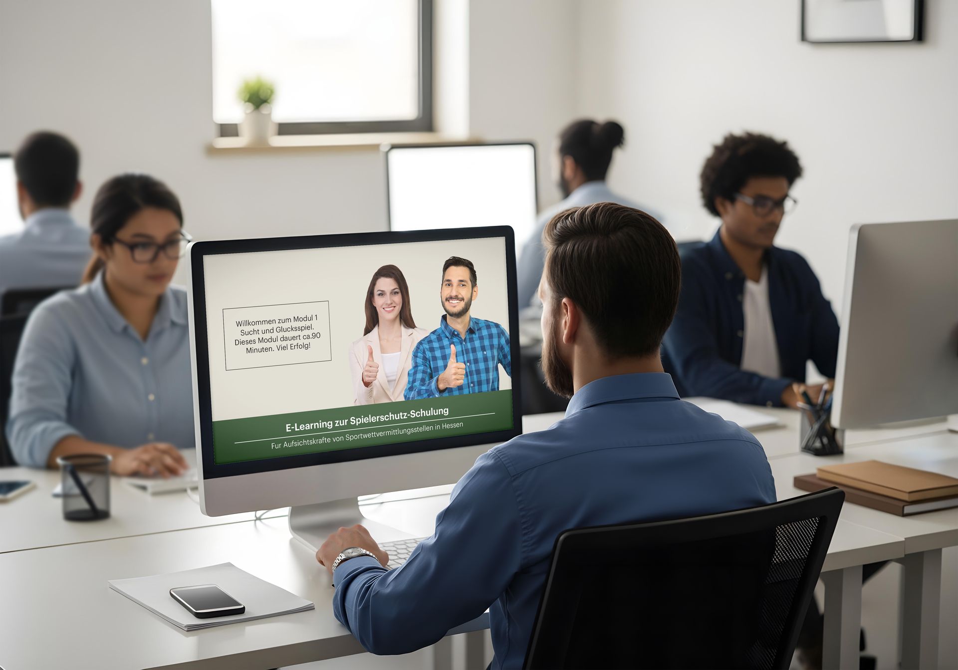 Erstschulung Spielerschutz – Online‑Schulung für Aufsichts- und Servicepersonal in Baden‑Württemberg Person sitzt in einem Schulungsraum und folgt einer Online‑Erstschulung zum Spielerschutz auf einem Laptop