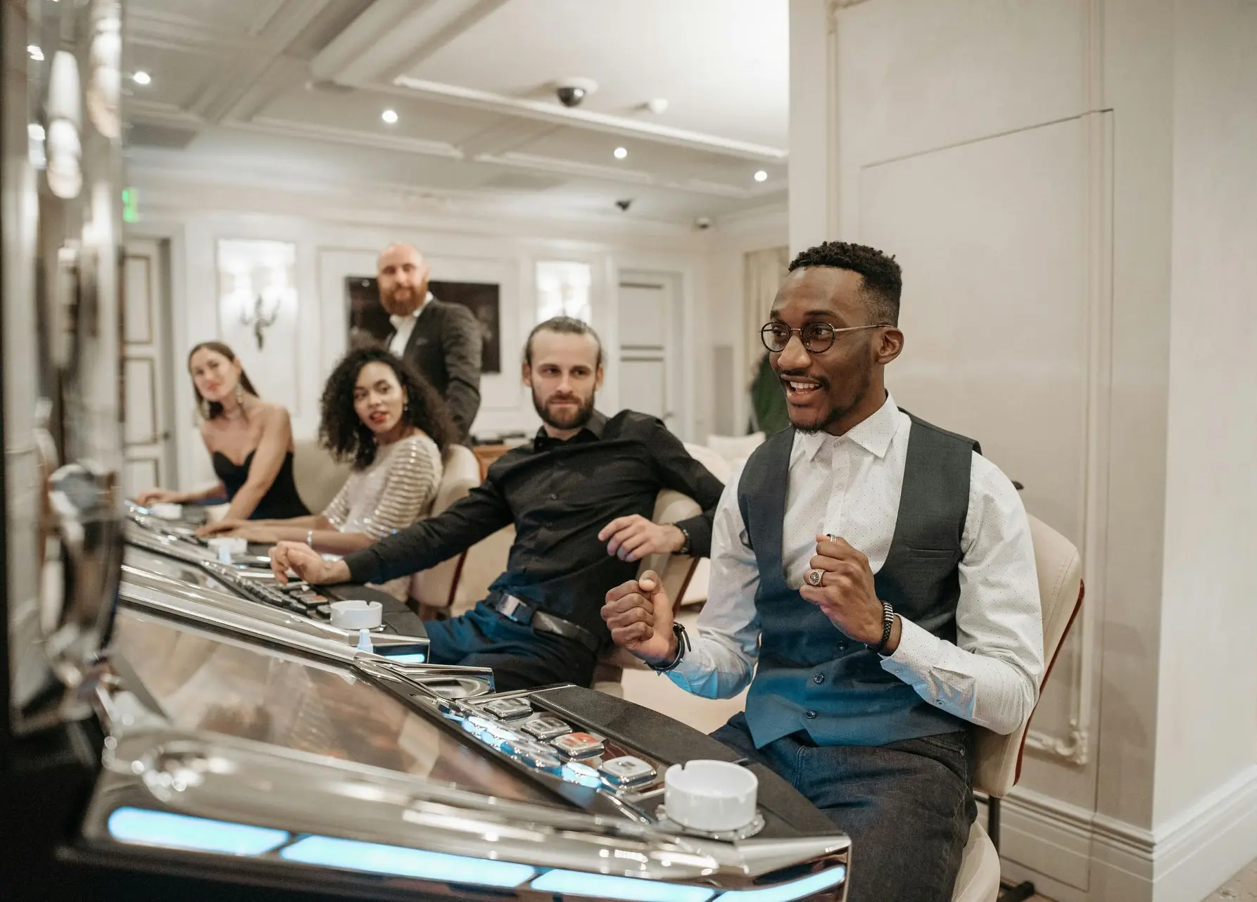 Personen an Spielautomaten in einem Casino als Darstellung für sicheres und verantwortungsbewusstes Spielen