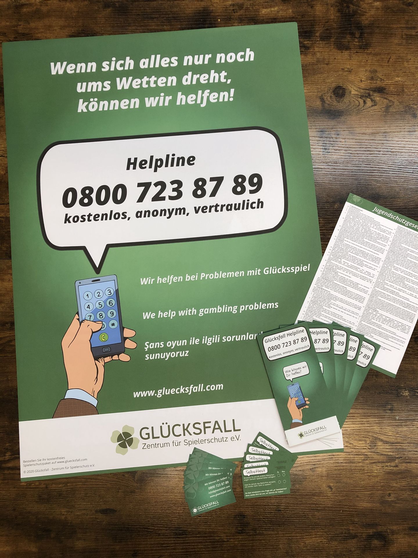 Spielerschutzmaterial – Infomaterial und Hilfestellungen für Spielerschutz und Prävention lerschutzmaterial von Glücksfall e.V. mit Infoplakaten, Flyern und Helpline-Hinweisen zum verantwortungsvollen Glücksspiel