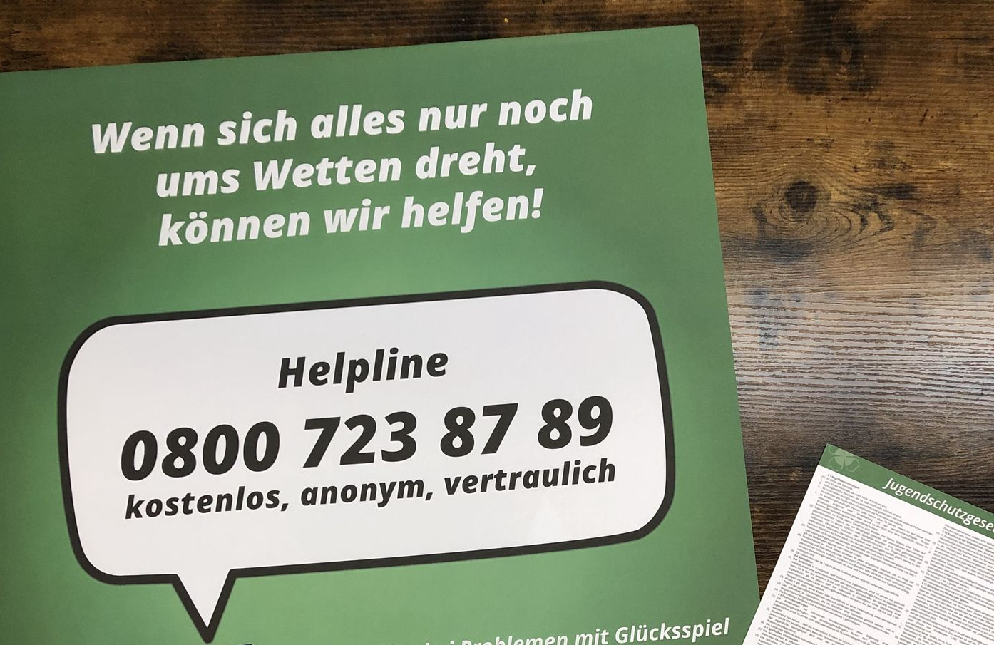 pielerschutzmaterial mit Infoplakaten und Helpline-Informationen für verantwortungsbewusstes Glücksspiel